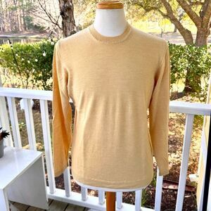 Saks Fith Avenue 100% Merino Wool Crew Neck Sweater. Yellow. Size Medium.